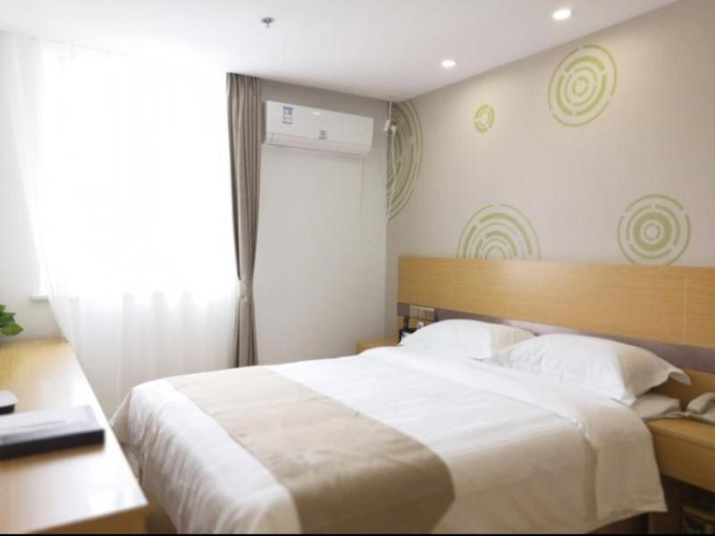 Voodi või voodid majutusasutuse GreenTree Inn Shangrao Guangfeng District Huaxi Auto Trade City Business Hotel toas