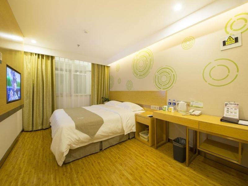 Habitación de hotel con cama y escritorio en GreenTree Inn Beijing Tongzhou District Xuxinzhuang Subway Station Express Hotel, en Beijing