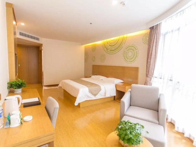 Postel nebo postele na pokoji v ubytování GreenTree Inn Jinan Jiyang Bus Station Express Hotel