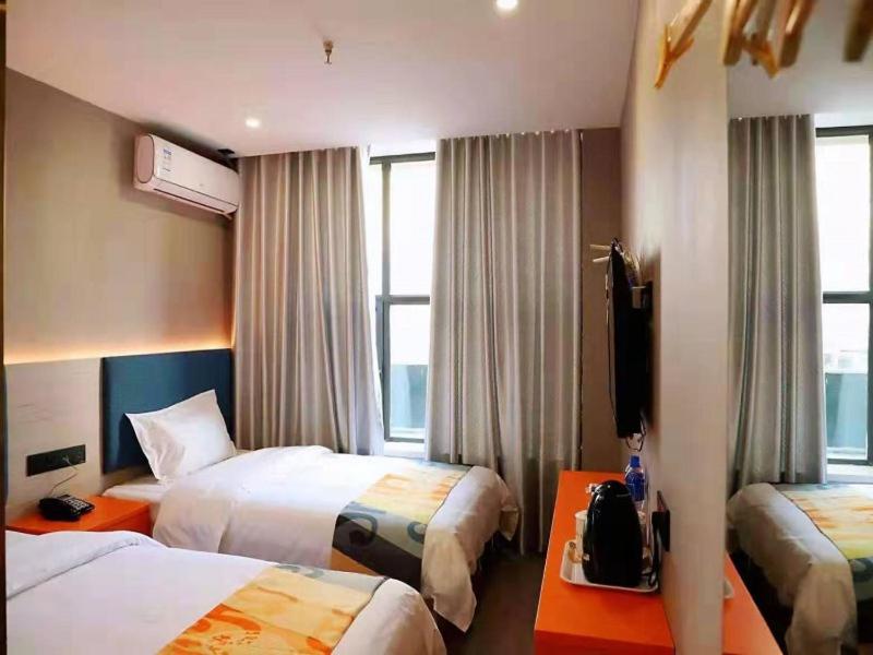 Un pat sau paturi într-o cameră la Shell Lanzhou Qilihe District Lanzhou High Speed Railway Station Hotel