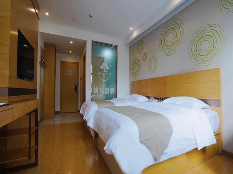Postel nebo postele na pokoji v ubytování GreenTree Inn Liu'an Nanpingyuan Select Hotel
