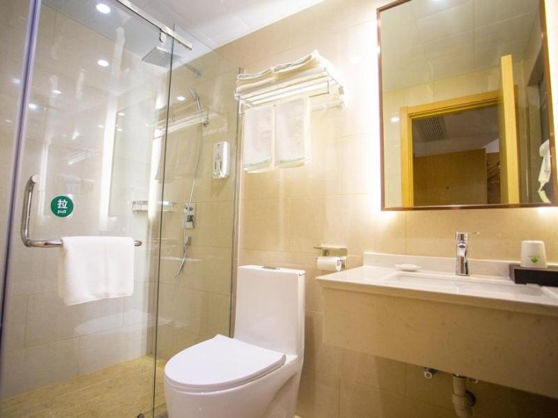 La salle de bains est pourvue de toilettes, d'une douche et d'un lavabo. dans l'établissement GreenTree Inn Fuyang Yingquan District Lanshan Road Linyi Mall Express Hotel, à Fuyang