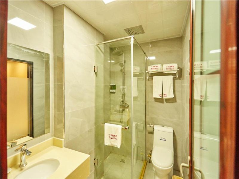 a bathroom with a shower and a toilet and a sink at Shell Wuhu City Jinghu District Rehabilitation Road Hotel in Wuhu