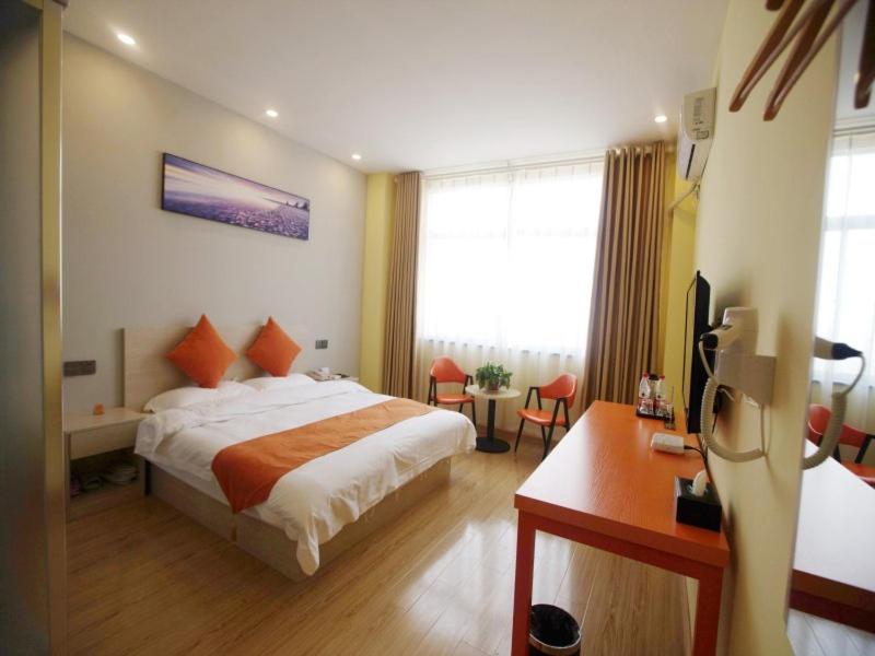 Postel nebo postele na pokoji v ubytování Shell Nanjing City Qixia District Baguazhou Hotel