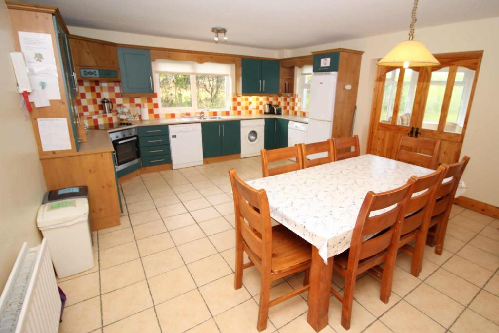Kuchyň nebo kuchyňský kout v ubytování Rathmullan Holiday Homes