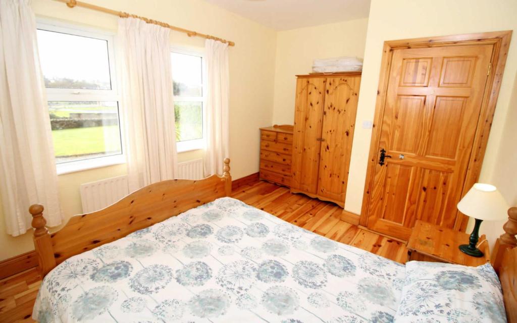 Postel nebo postele na pokoji v ubytování Rathmullan Holiday Homes