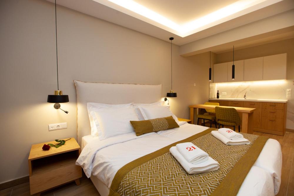 Postel nebo postele na pokoji v ubytování No21 Luxury Suites