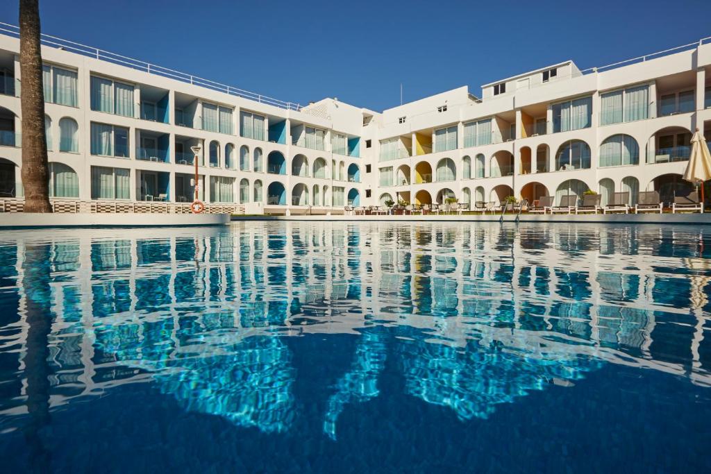 Bazén v ubytování Ebano Hotel Apartments & Spa nebo v jeho okolí