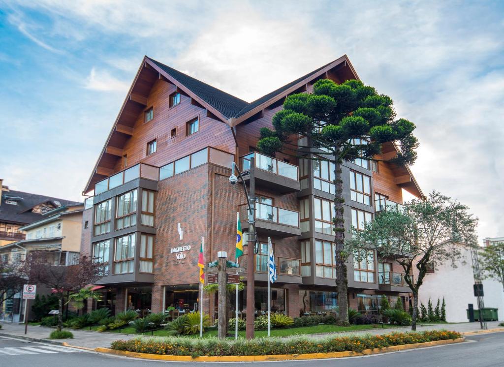 a large building on the corner of a street at Hotel Laghetto Stilo Centro in Gramado