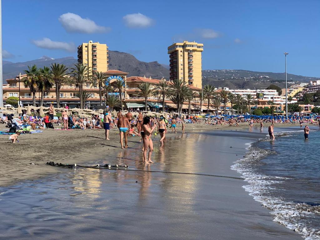 アロナにあるApartamento en Playa Las Vistas - Torres del Solの海岸を歩く人々