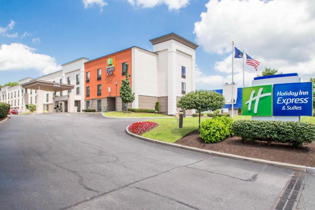 una vista de un edificio en un hospital en Holiday Inn Express & Suites - Albany Airport - Wolf Road, an IHG Hotel, en Albany