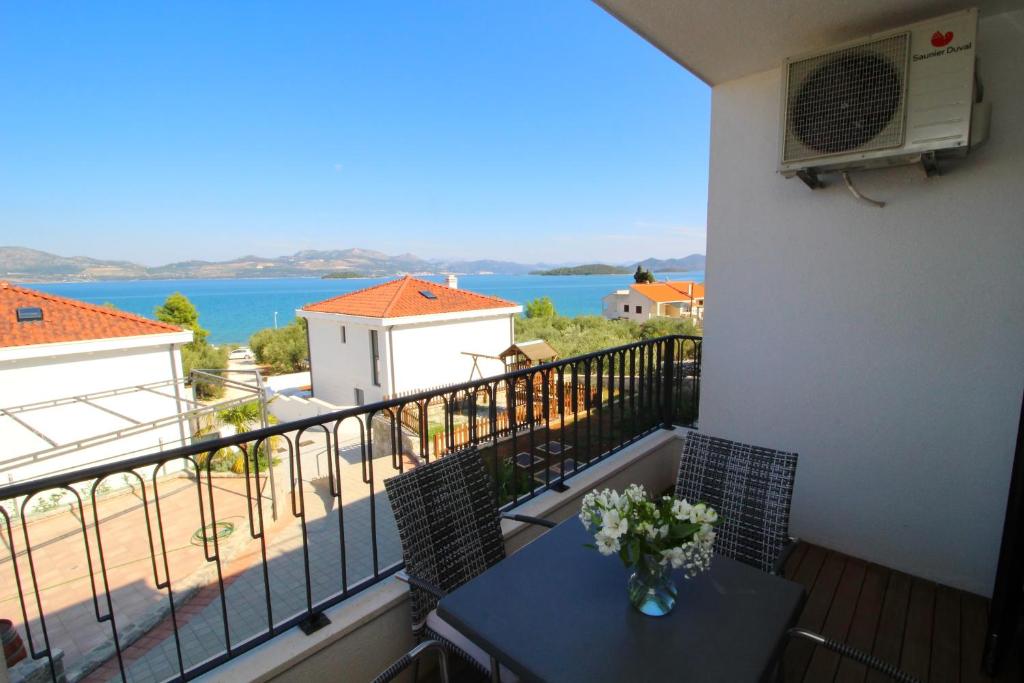 Apartments Kula - Apartment Mit 1 Schlafzimmer, Balkon Und Meerblick