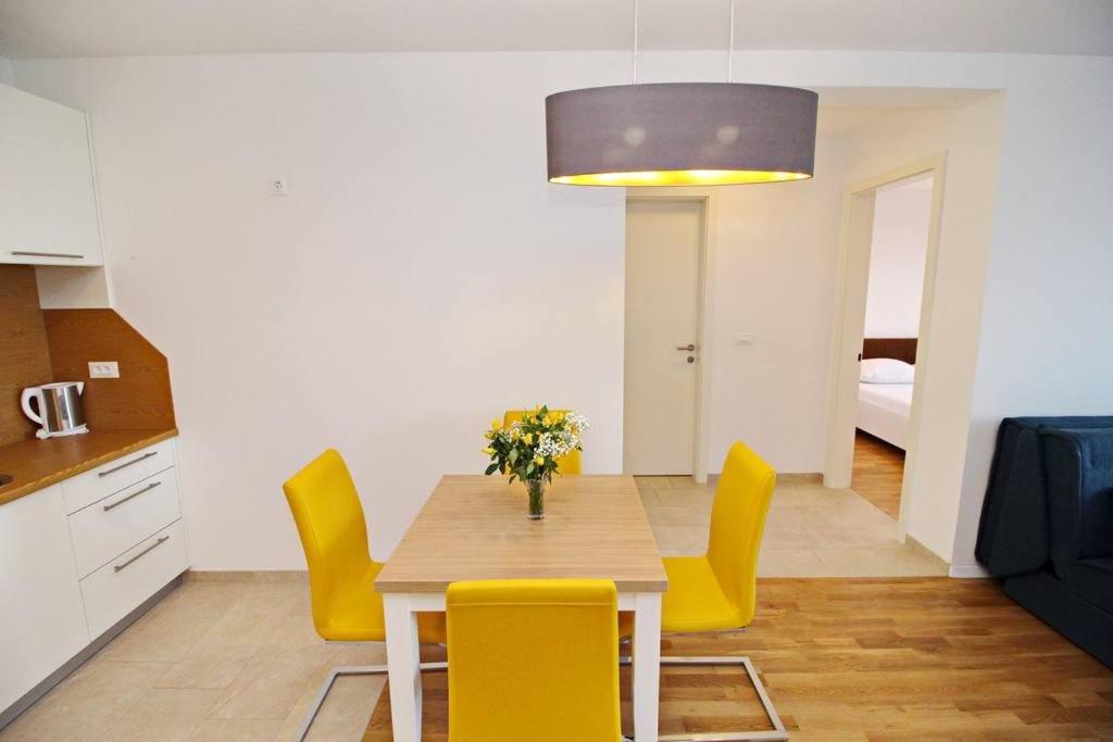 Apartments Kula - Apartamento De Dos Dormitorios Con Terraza