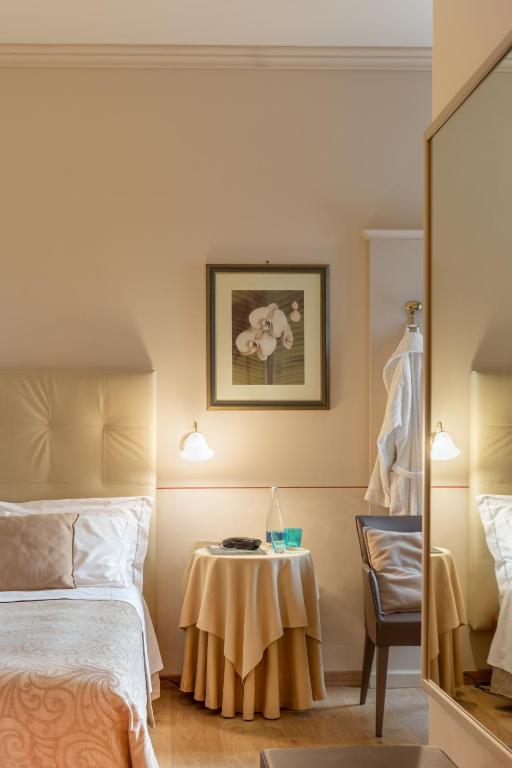 Postel nebo postele na pokoji v ubytování Hotel Ambasciatori