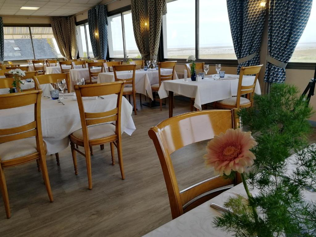 Restoran atau tempat makan lain di Logis H&ocirc;tel Le Bretagne