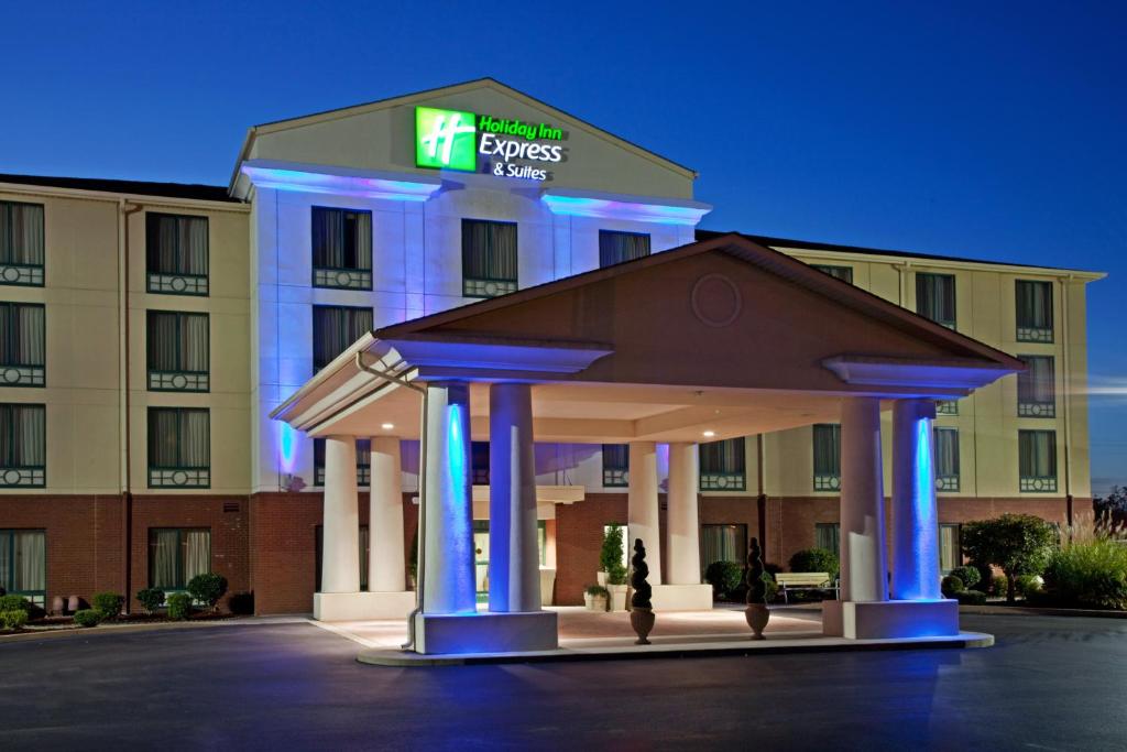 un hôtel avec un kiosque en face d'un bâtiment dans l'établissement Holiday Inn Express Hotel & Suites Murray, an IHG Hotel, à Murray