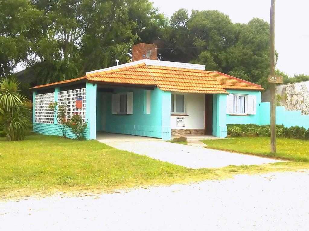 una pequeña casa azul con techo naranja en Casa Mar de Cobo en Mar de Cobo