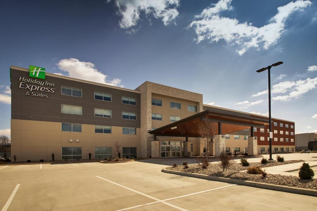 a hospital building with a parking lot in front of it at Holiday Inn Express & Suites - Mount Vernon, an IHG Hotel in Mount Vernon