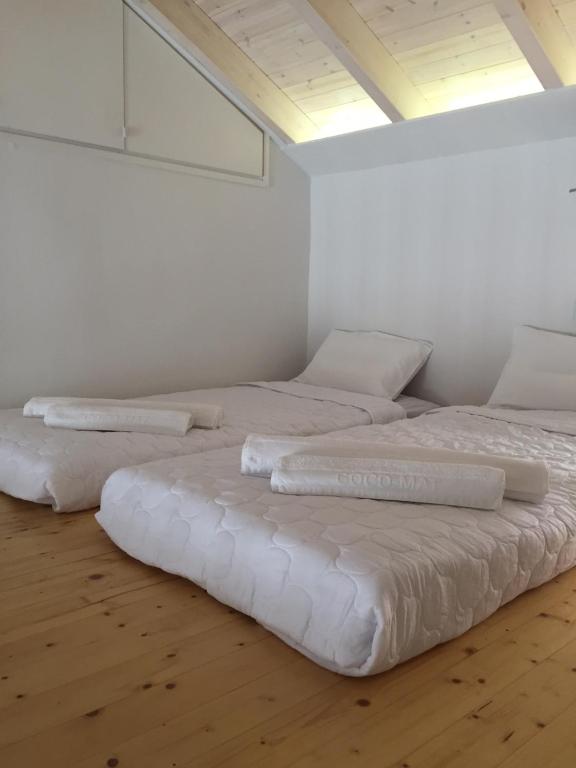 Ένα ή περισσότερα κρεβάτια σε δωμάτιο στο PomeGranate Suites