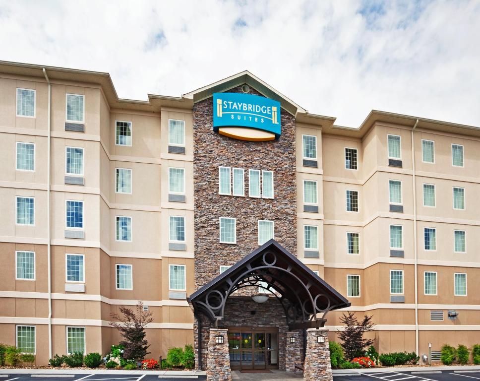 Staybridge Suites-Knoxville Oak Ridge, an IHG Hotel في أوك ريدج: تقديم اجنحة هامبتون ان ياكيما شمال شرق