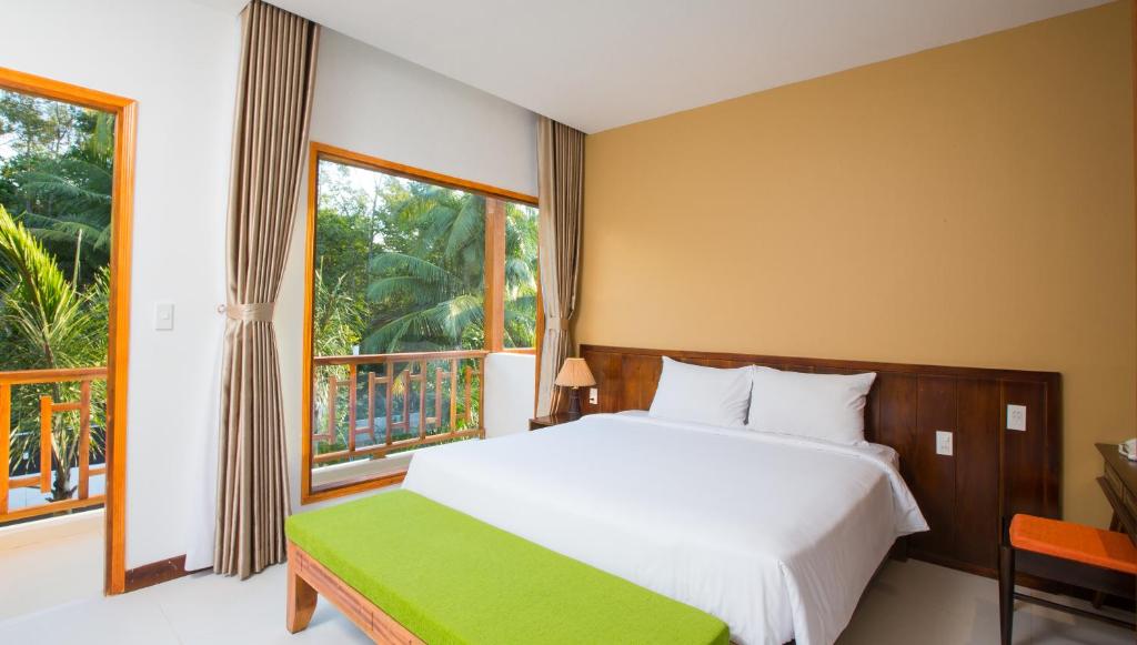 Phòng Deluxe Giường Đôi Nhìn Ra Hồ Bơi