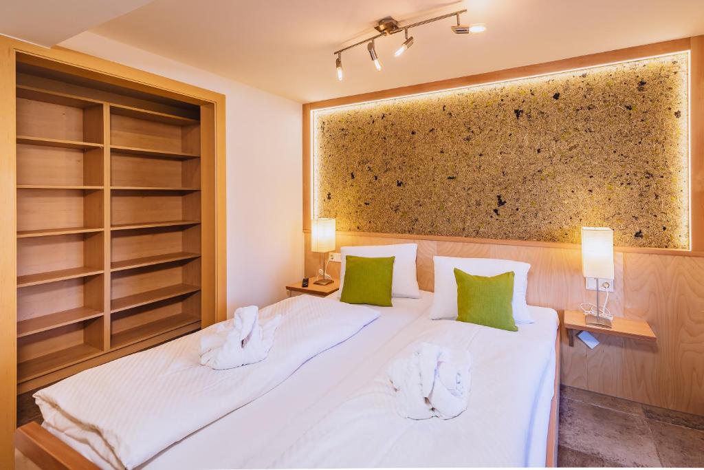 Posteľ alebo postele v izbe v ubytovaní Panorama Hotel Guggenbichl - inkl Sommerkarte, einmaliger Eintritt ins Tauern Spa & bester Ausblick über Kaprun