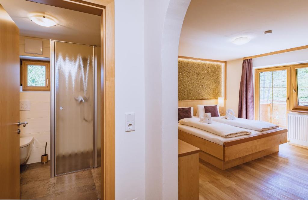 Posteľ alebo postele v izbe v ubytovaní Panorama Hotel Guggenbichl - inkl Sommerkarte, einmaliger Eintritt ins Tauern Spa & bester Ausblick über Kaprun
