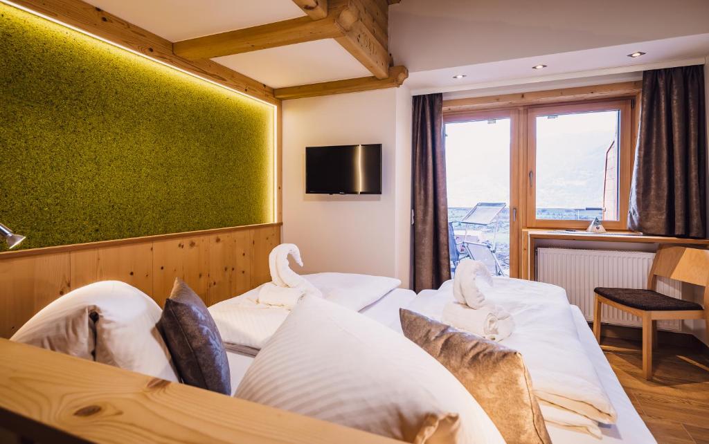 Televízia a/alebo spoločenská miestnosť v ubytovaní Panorama Hotel Guggenbichl - inkl Sommerkarte, einmaliger Eintritt ins Tauern Spa & bester Ausblick über Kaprun