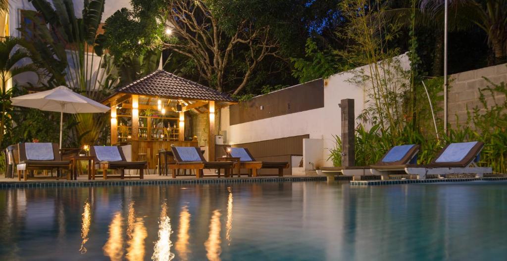 Phòng Deluxe Giường Đôi Nhìn Ra Hồ Bơi