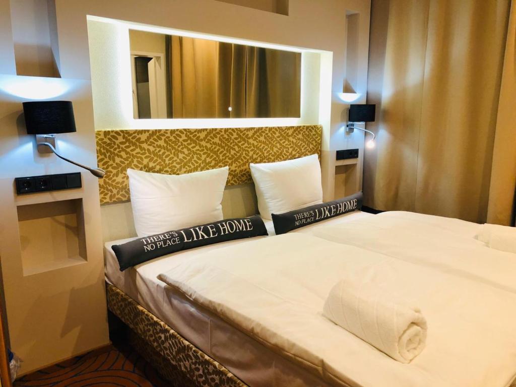 Postel nebo postele na pokoji v ubytování Elbgalerie Hotel