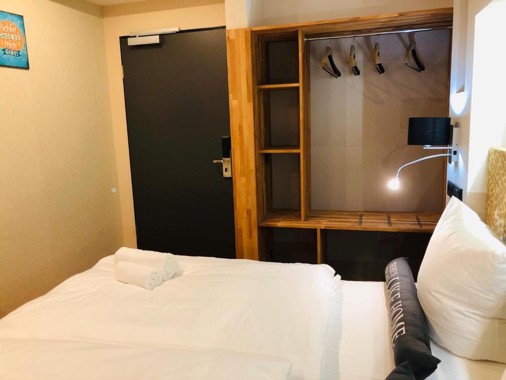 Postel nebo postele na pokoji v ubytování Elbgalerie Hotel