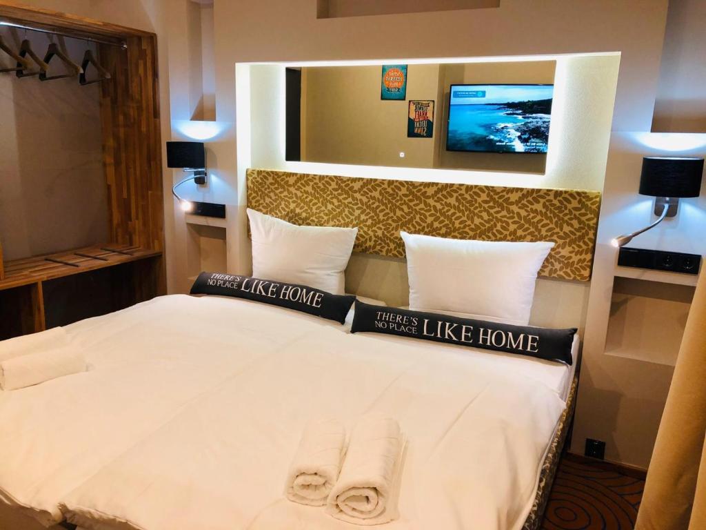 Postel nebo postele na pokoji v ubytování Elbgalerie Hotel