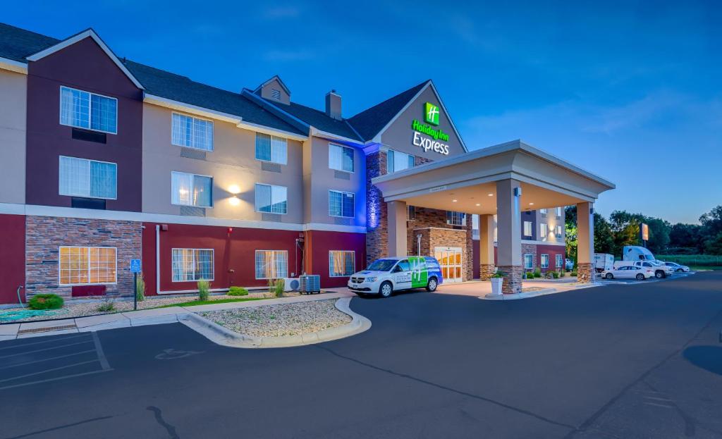 Inver Grove HeightsにあるHoliday Inn Express St. Paul South - Inver Grove Heights, an IHG Hotelの駐車場付きホテル