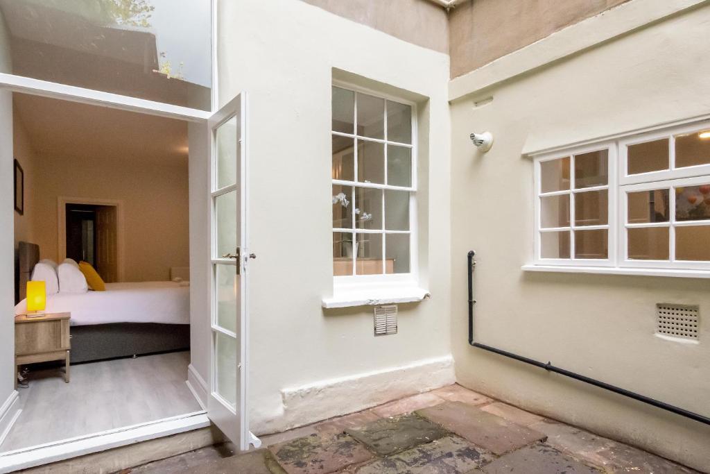 Luxury 2 bedroom Clifton flat with free parking