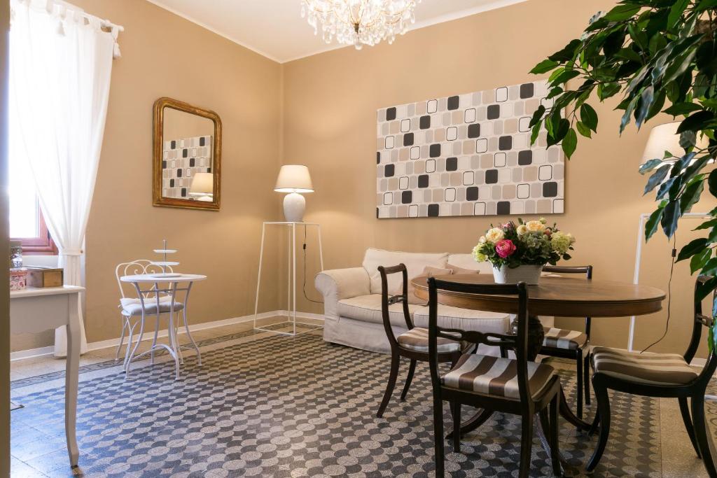 salon ze stołem i kanapą w obiekcie BluLassù City Center Rooms w Cagliari