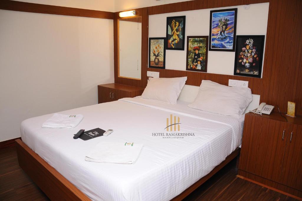 Postel nebo postele na pokoji v ubytování Hotel Ramakrishna