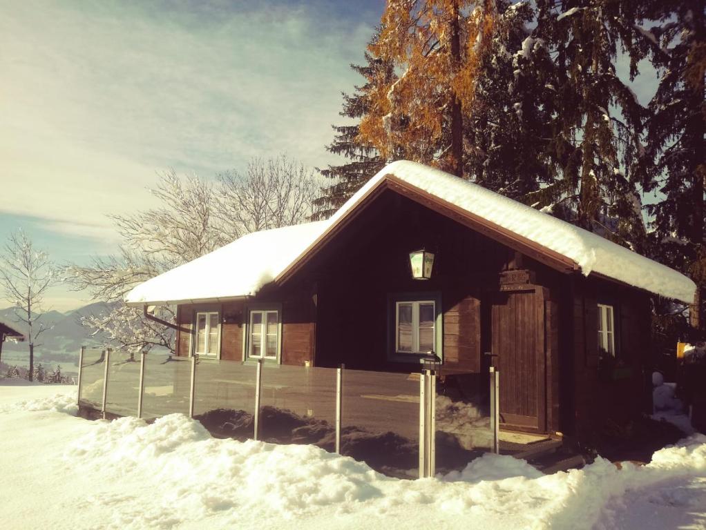 Cabaña pequeña con nieve en el techo en Berghütte Franz'l, en Aich