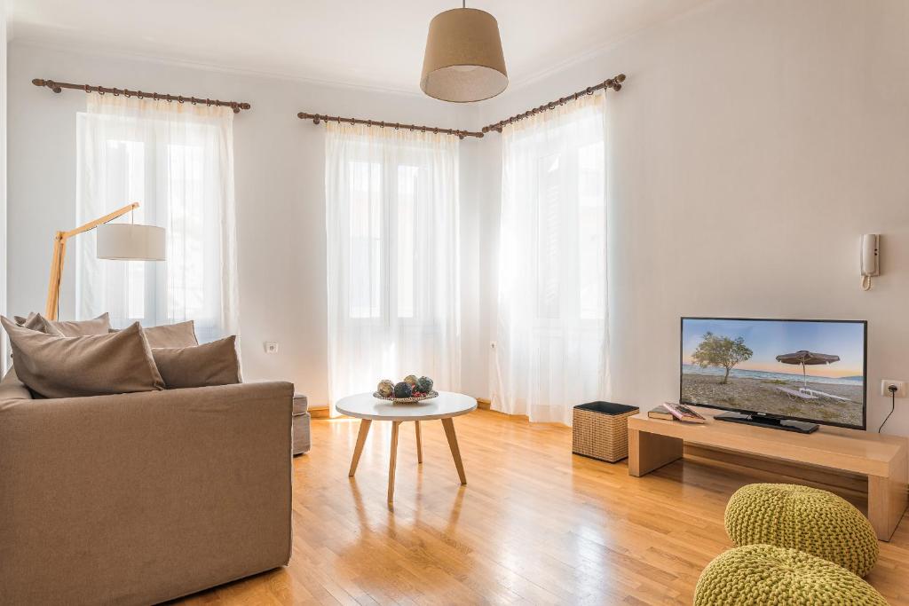sala de estar con sofá y mesa en Villa Porto- Naftilos Residences, en Pythagoreio