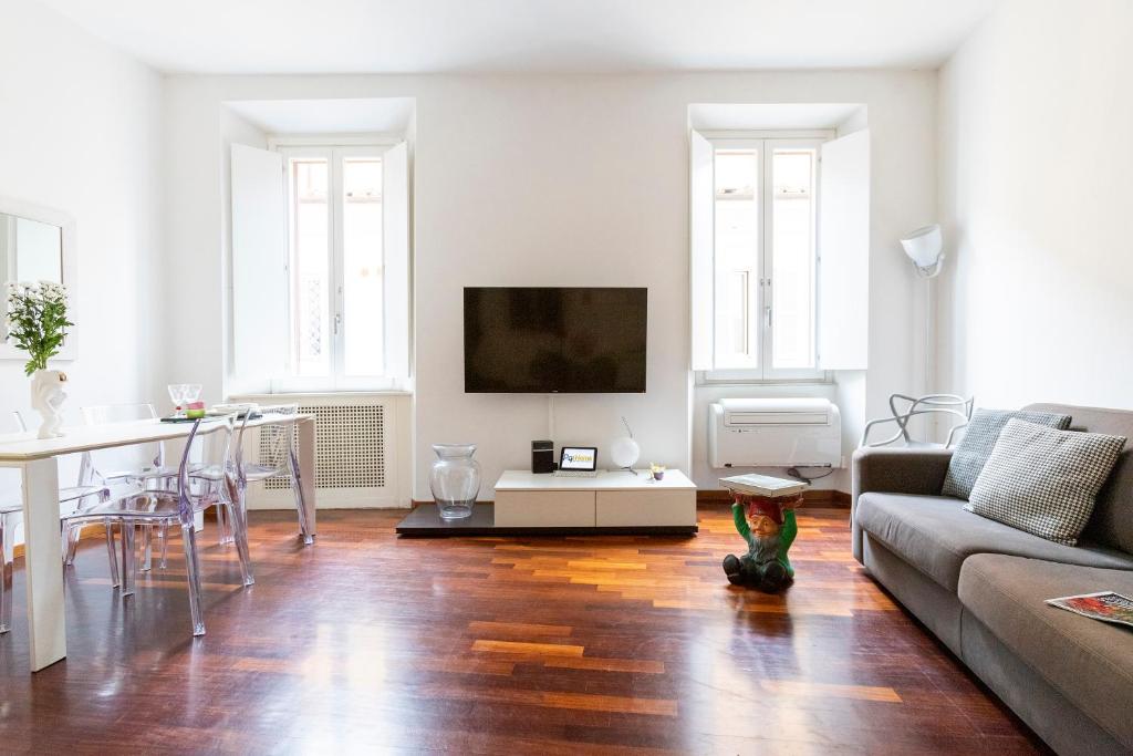 uma sala de estar com um sofá e uma mesa em Pgrhome Luxury Apartments Croce em Roma