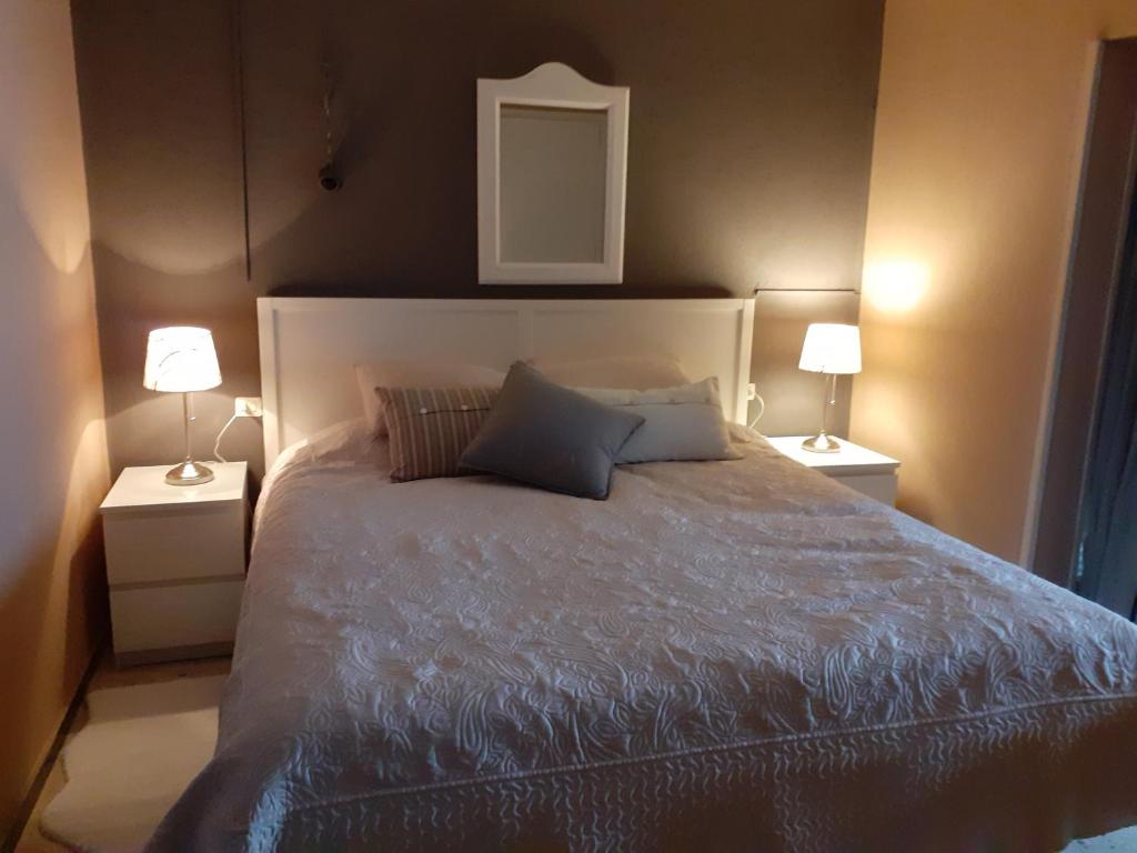 特吉塞的住宿－Home from Home 2，一间卧室配有一张大床和两盏灯