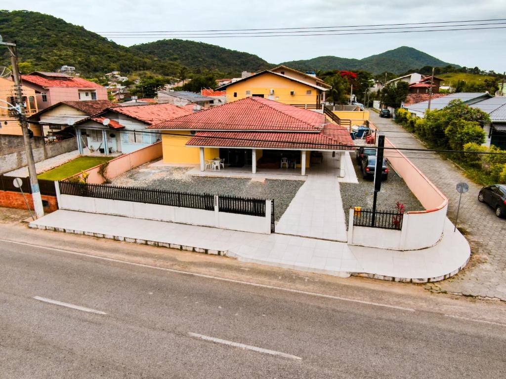 a house on the side of a road at Pousada Parque Praia in Penha