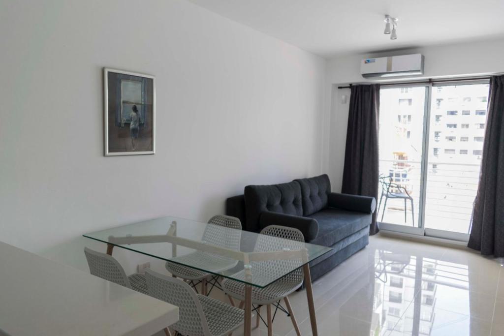 salon ze szklanym stołem i kanapą w obiekcie Beautiful Apartment in Palermo Soho w BuenosAires