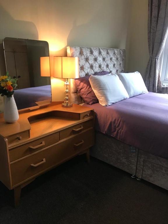 Heathrow Stay - Basic Triple Room Met Gedeelde Badkamer