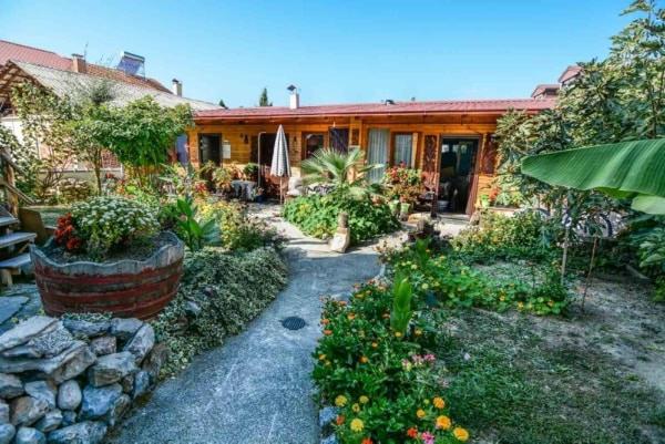 una casa con un jardín con flores y plantas en BACKYARD APARTMENT en Ohrid