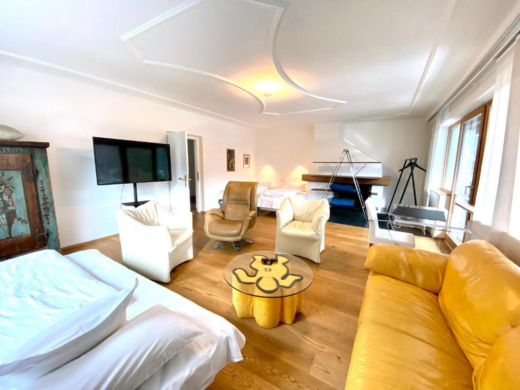 Televízia a/alebo spoločenská miestnosť v ubytovaní Appartements Greier
