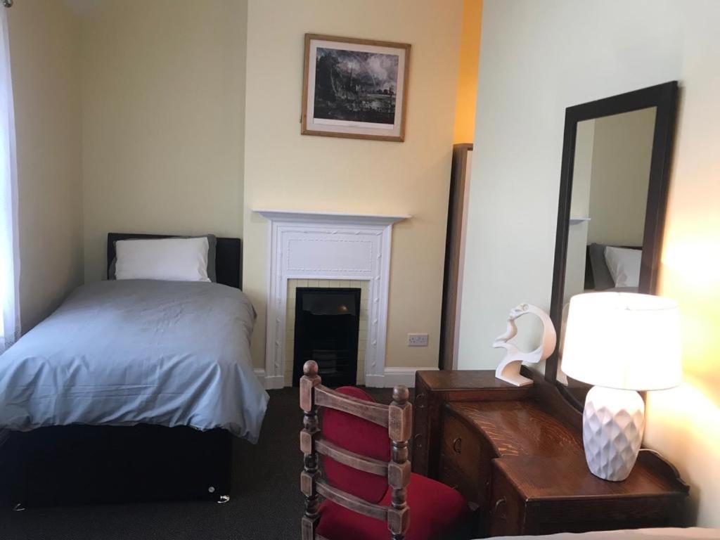Heathrow Stay - Basic Triple Room Met Gedeelde Badkamer