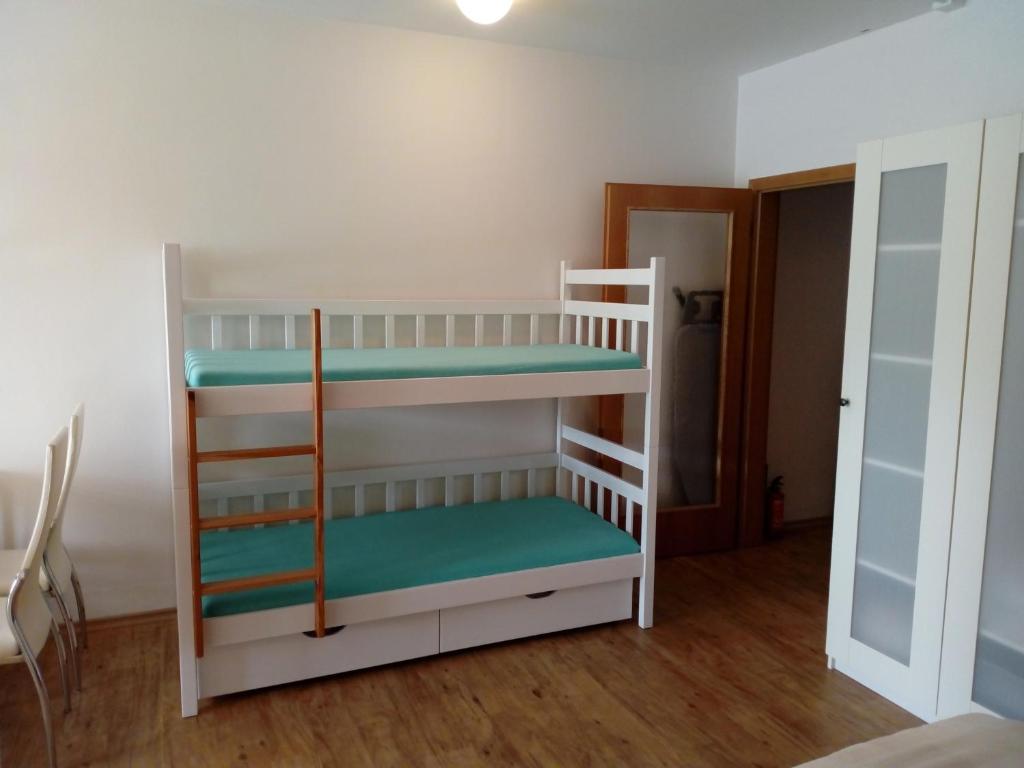 Palanda nebo palandy na pokoji v ubytování Apartman29