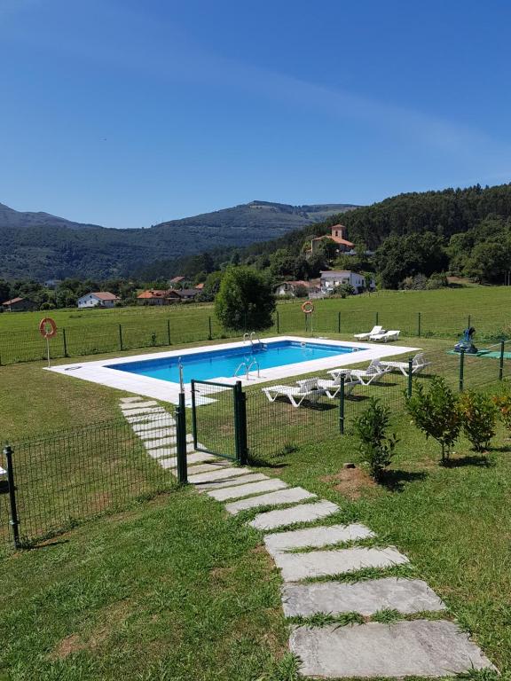 uma piscina no meio de um campo em Posada el Campo em Secadura