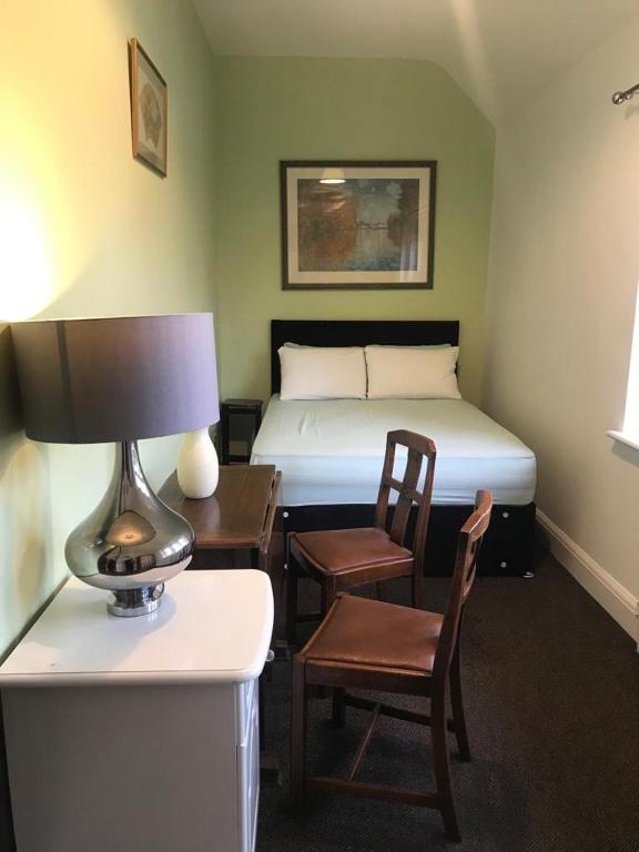 Heathrow Stay - Standaard Tweepersoonskamer Met Gedeelde Badkamer