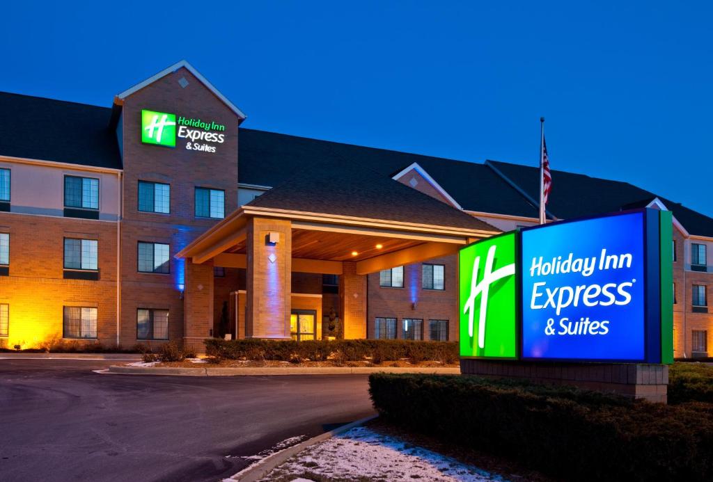 Ariott Inn Express und Suiten vor einem Gebäude unterzeichnen in der Unterkunft Holiday Inn Express Hotel & Suites Pleasant Prairie-Kenosha, an IHG Hotel in Pleasant Prairie